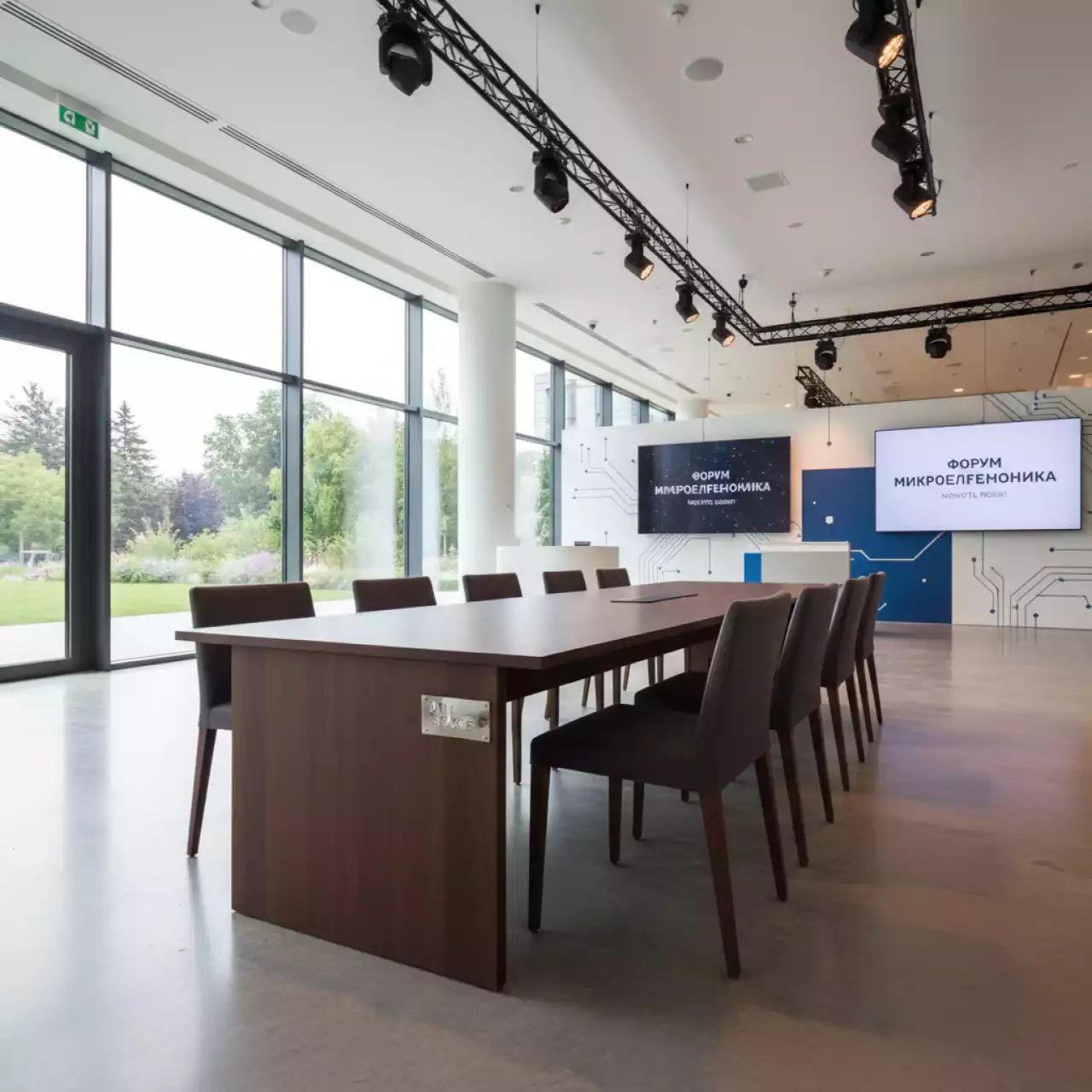 Аренда Комплект мебели KARL с обеденным столом коричневый в Novotel Resort — ART SPACE