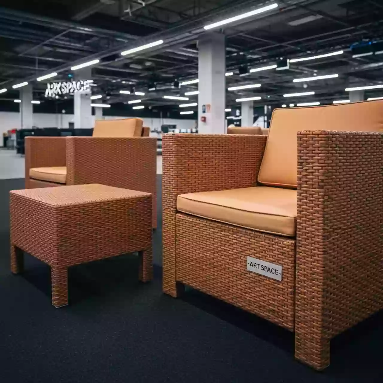 Аренда Комплект мебели кофейный Royal Family CHLOE коньяк в VK Stadium Sirius — ART SPACE