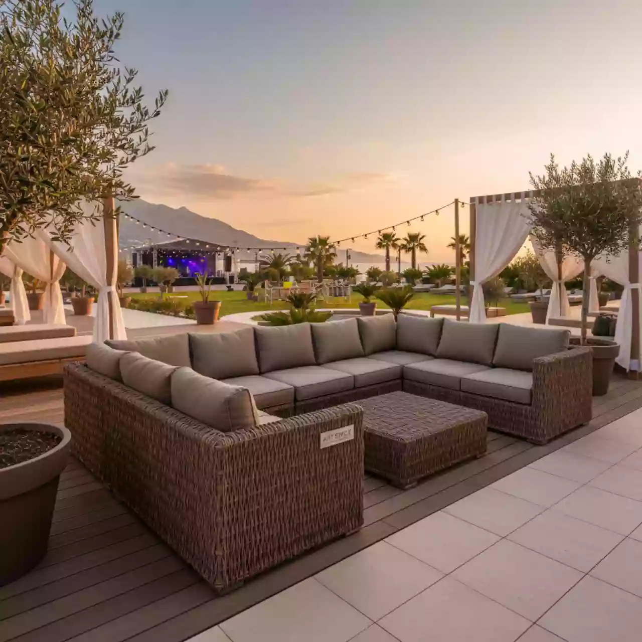 Аренда Комплект мебели OUTDOOR Санторини из ротанга угловой диван стол широкое плетение коричневый в Сочи Парк Отеле — ART SPACE