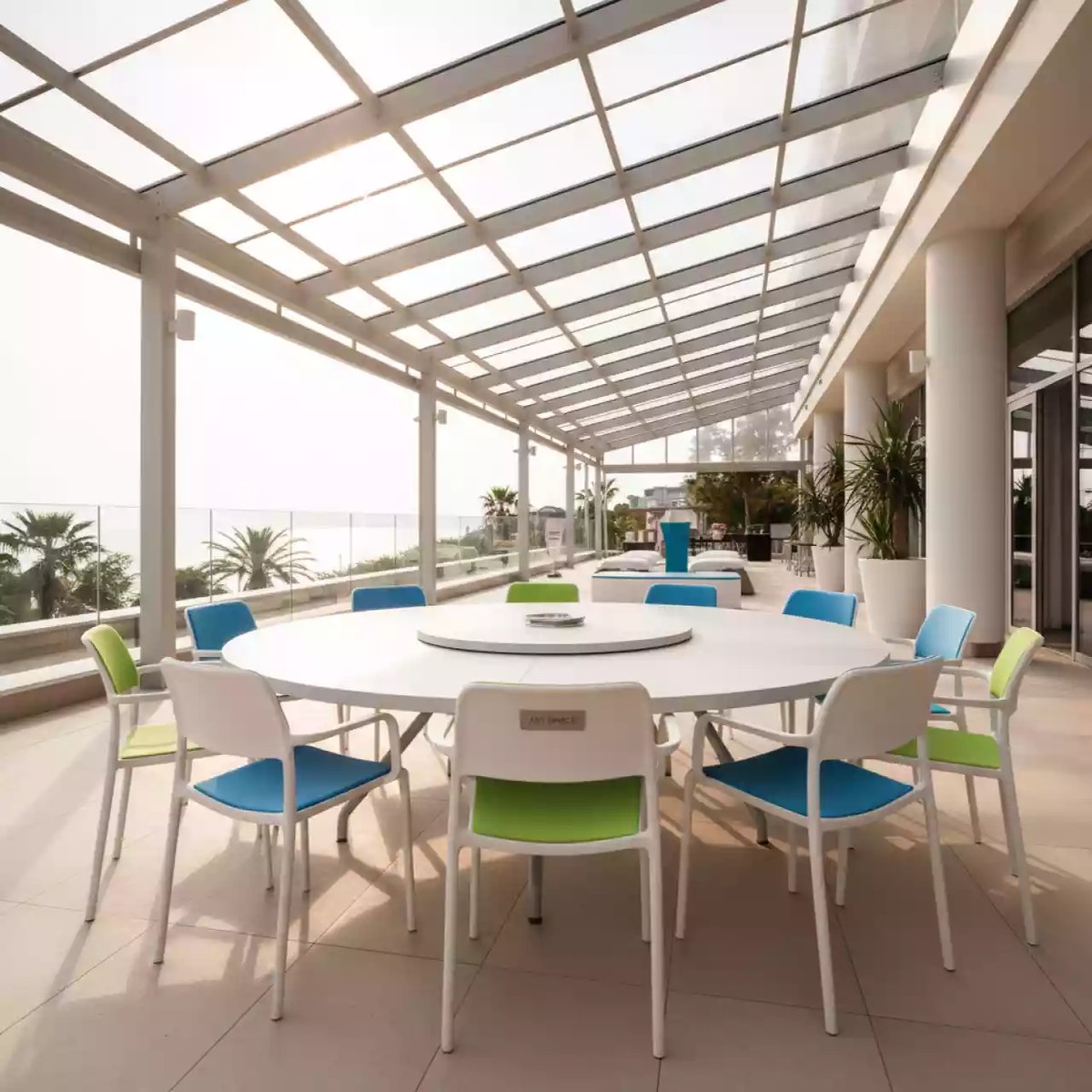 Аренда Комплект мебели пластиковой Sky Pro диаметр 105 в Swissôtel Resort Sochi Kamelia — ART SPACE