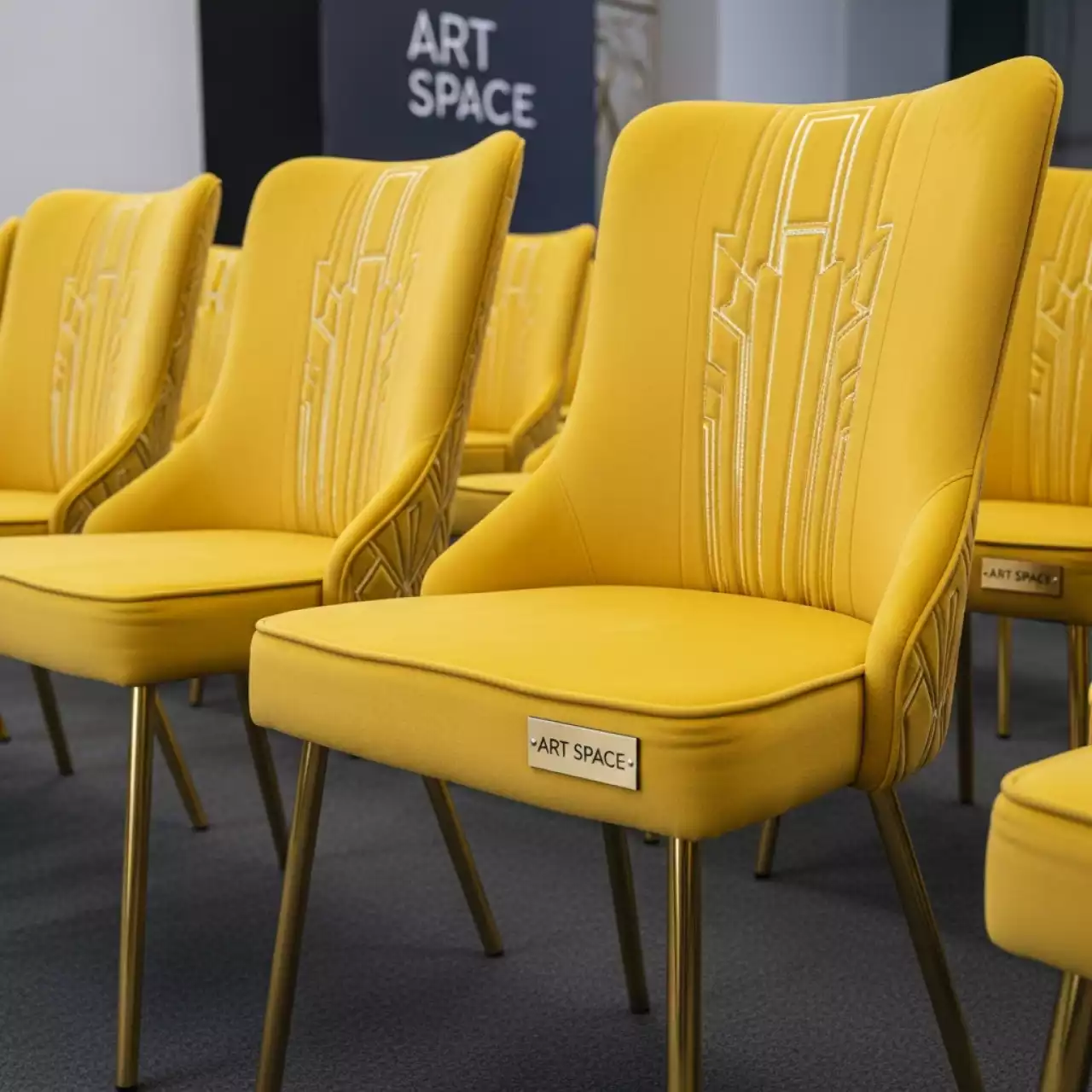 Аренда Комплект мебели стульев Royal Family KAI желтый в МФК «Горный» — ART SPACE