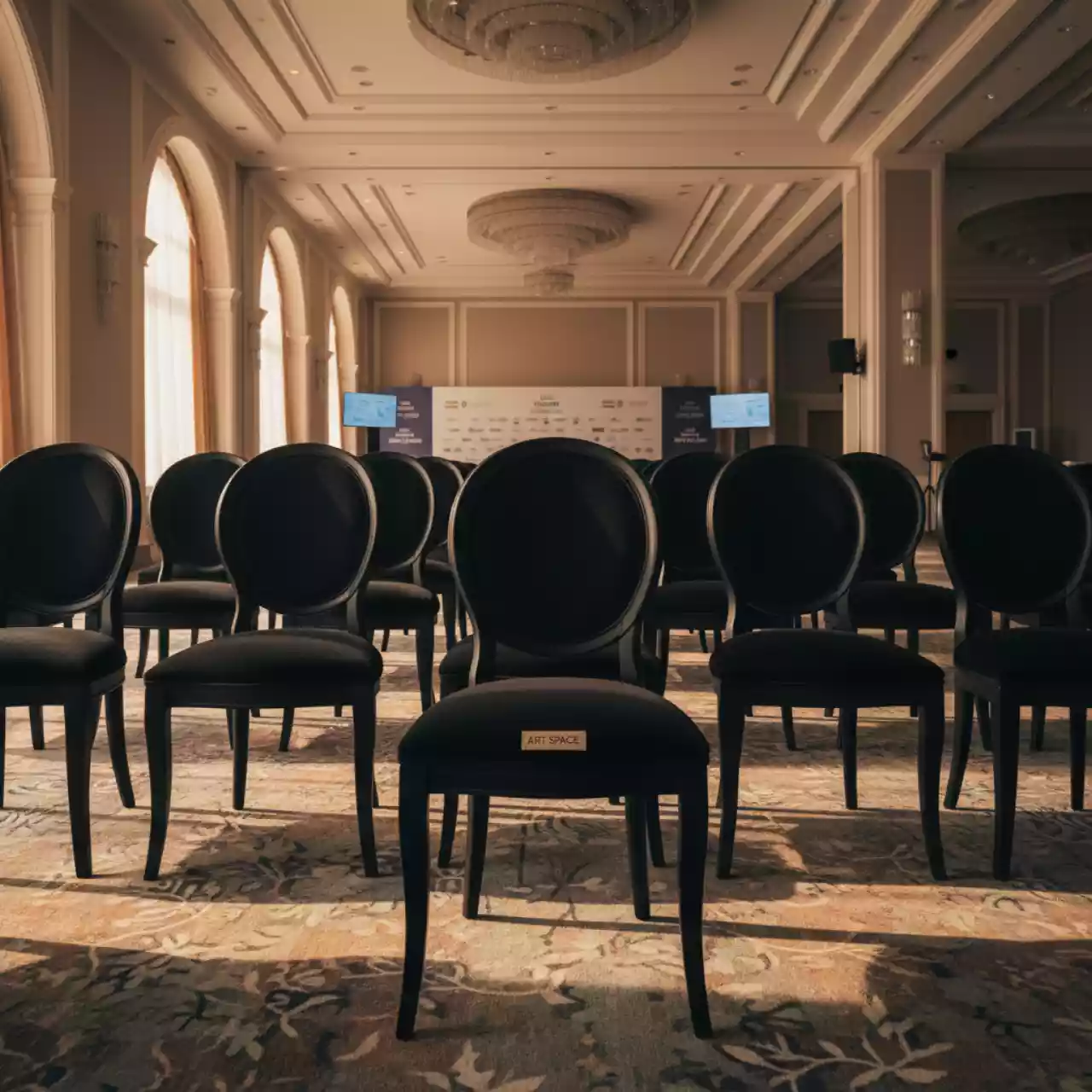 Аренда Комплект мебели стульев Royal Family MAY черный в конгресс-холле отеля Жемчужина — ART SPACE