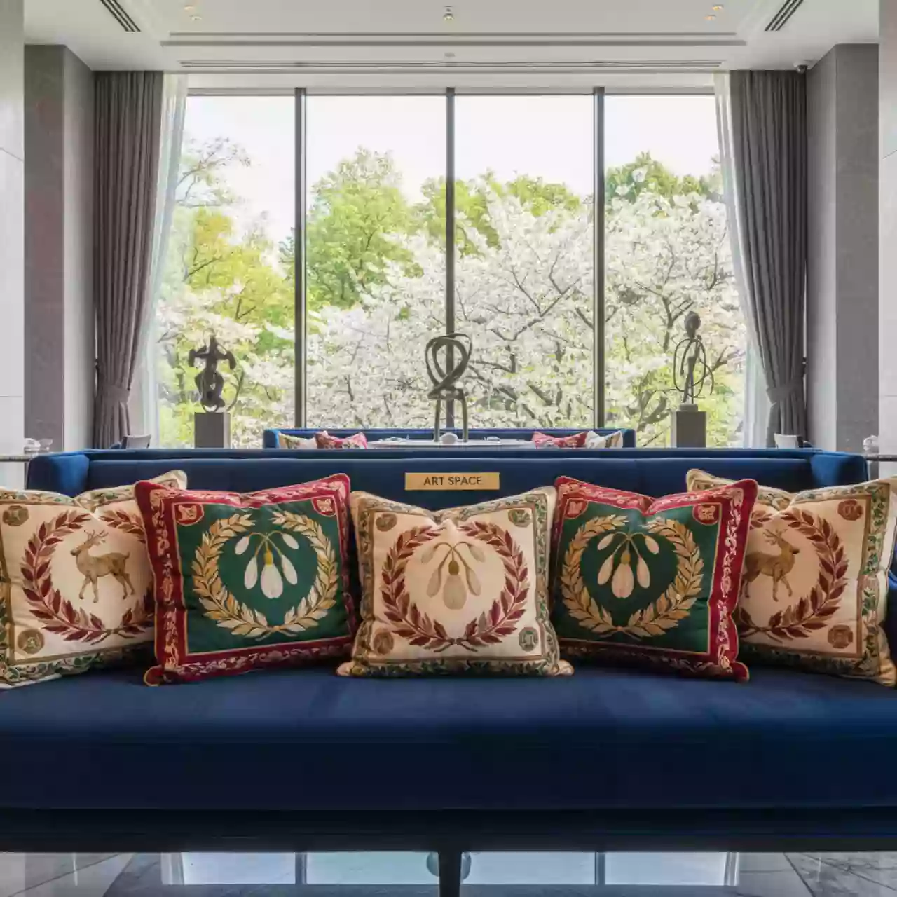 Аренда Комплект новогодних подушек в ресторане «D.O.M» — ART SPACE