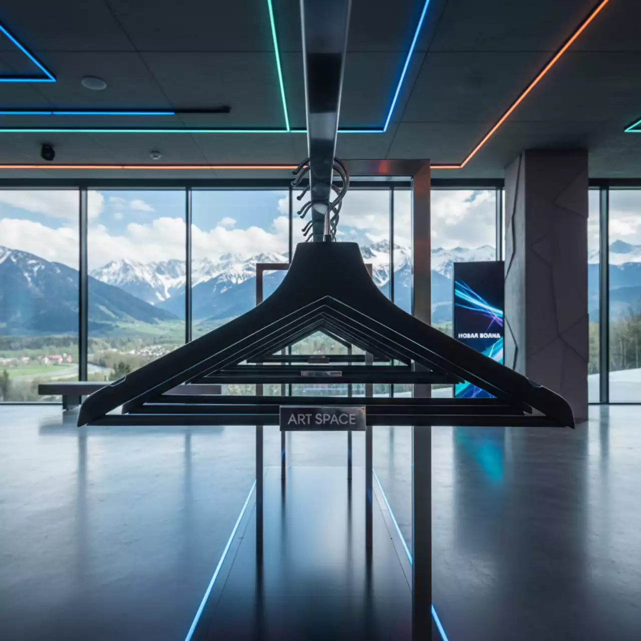 Аренда Комплект плечиков черных 10 шт в Поляна 1389 Отель и Спа — ART SPACE