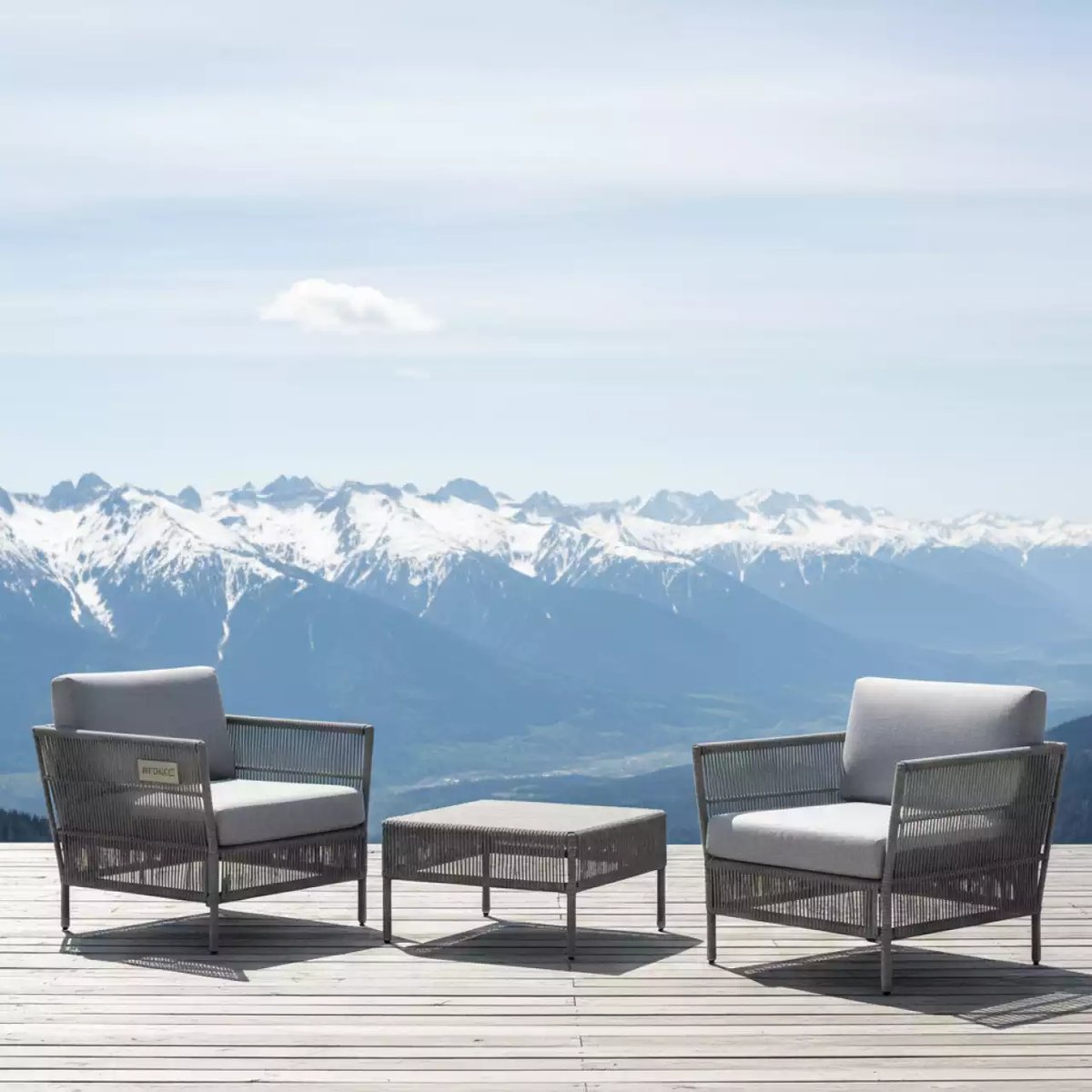 Аренда Комплект плетеной мебели серый на площадке Rosa Peak (2320м) — ART SPACE