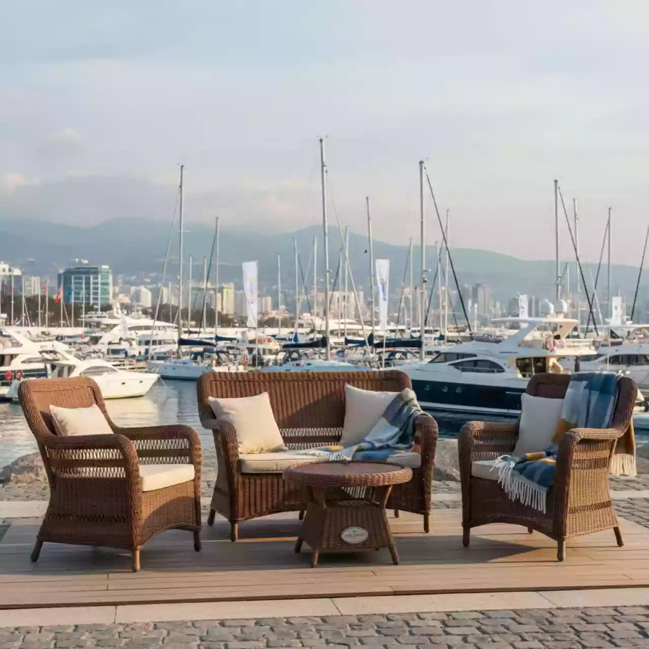 Аренда Комплект плетеной мебели T282BNS Y137C W53 brown 4 штуки на парусной регате (Сочи) — ART SPACE