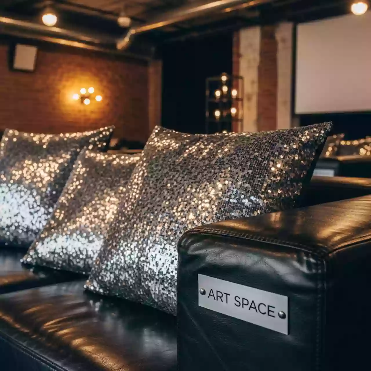 Аренда Комплект подушек с пайетками никель в отеле «Звездный» — ART SPACE