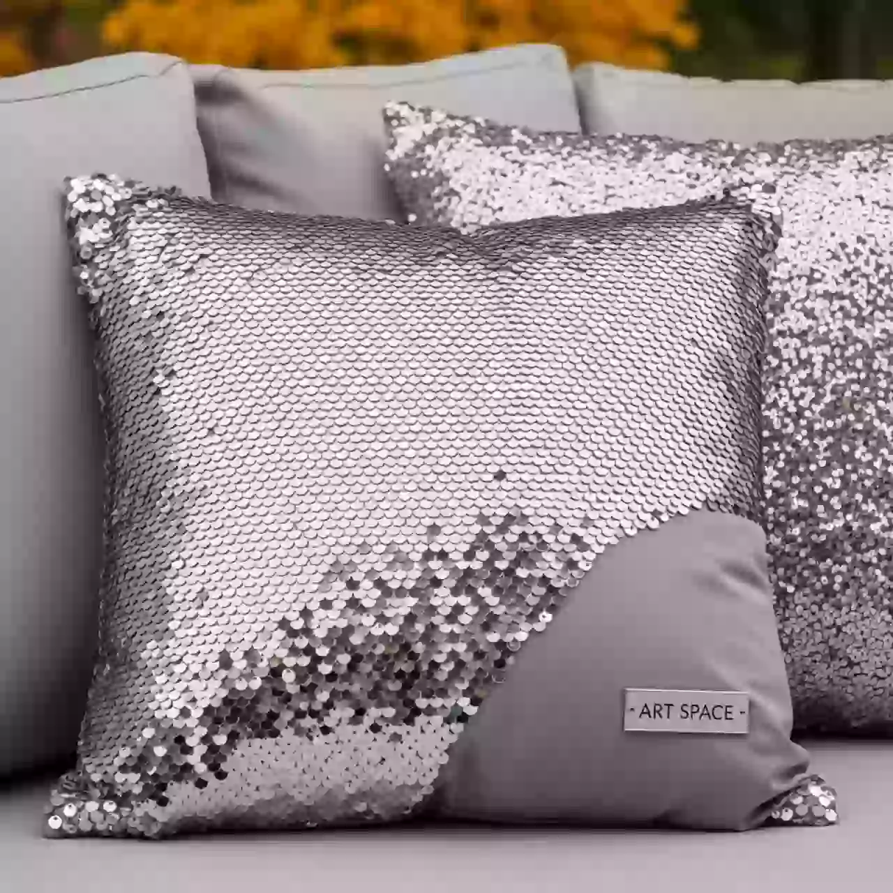 Аренда Комплект подушек с пайетками серебро в санатории «Черноморье» — ART SPACE