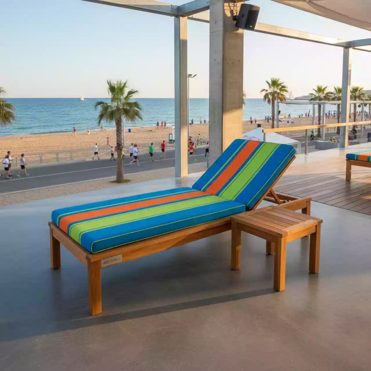 Аренда Комплект шезлонг Royal Family Paolo столик Mario из акации в пляжном клубе Del Mar — ART SPACE