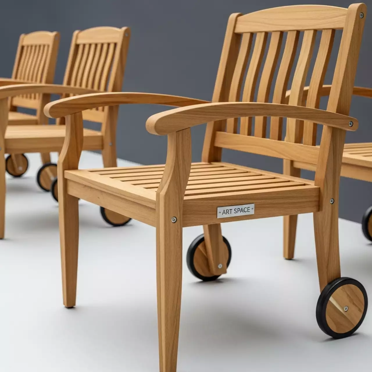 Аренда Комплект шезлонгов PAOLO на колесиках из акации TEAKLOOK на территории Морпорта Сочи — ART SPACE