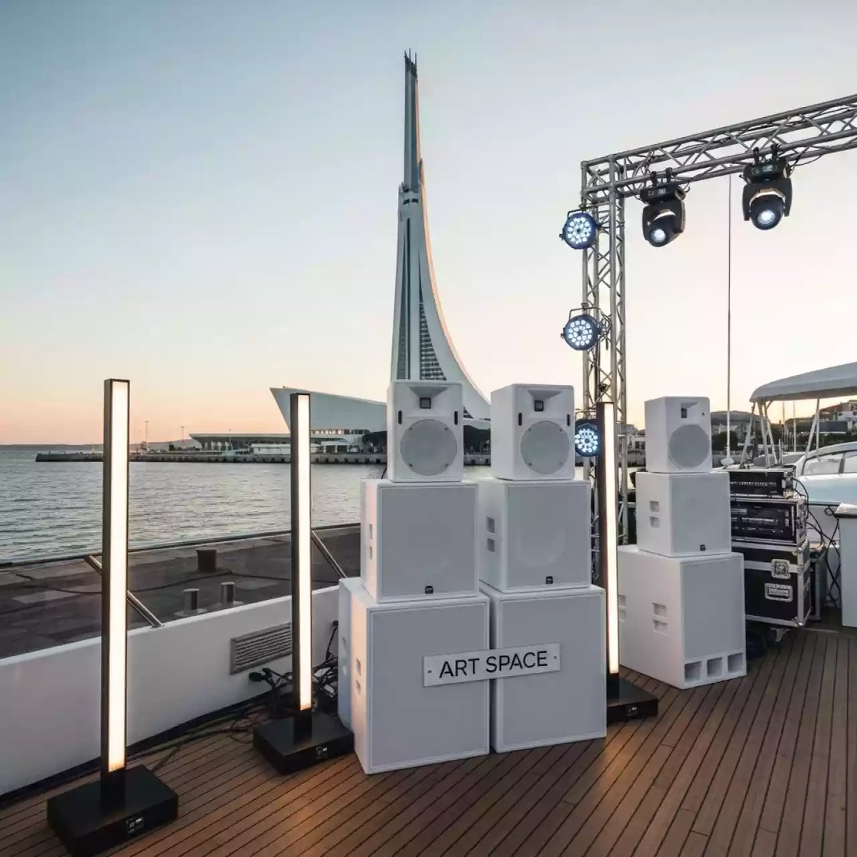 Аренда Комплекты готовые на VIP теплоходе (Морпорт Сочи) — ART SPACE