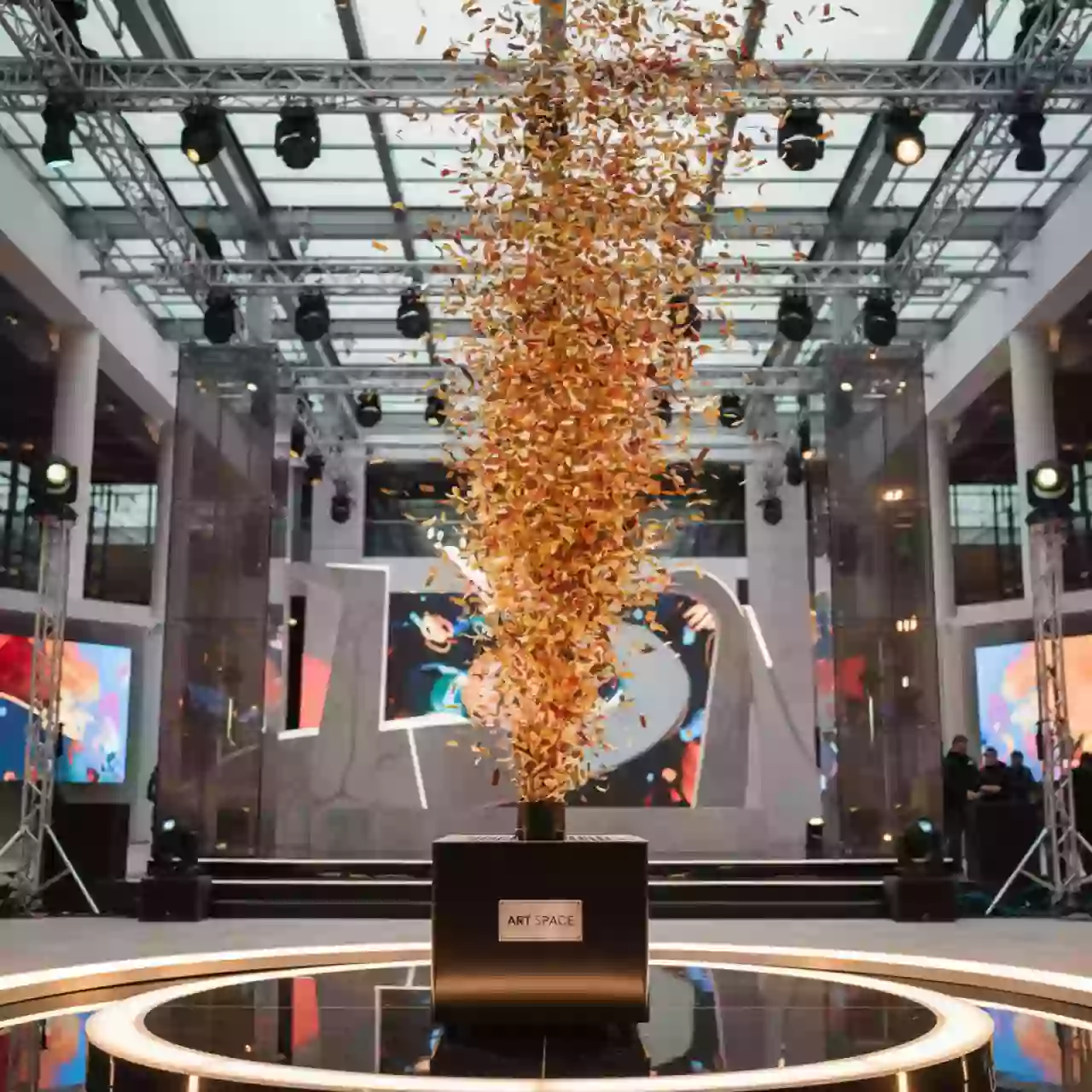 Аренда Конфетти машина Involight CM 1200 на Медальной площади — ART SPACE