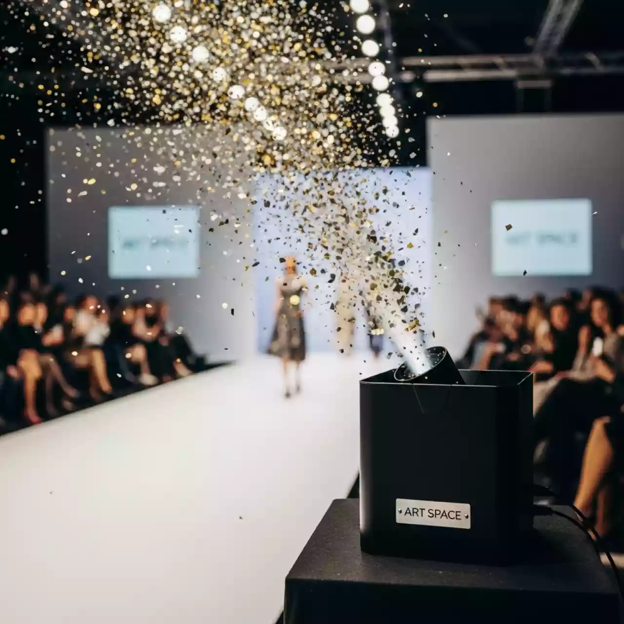 Аренда Конфетти машина на батарее в МФК «Горный» — ART SPACE