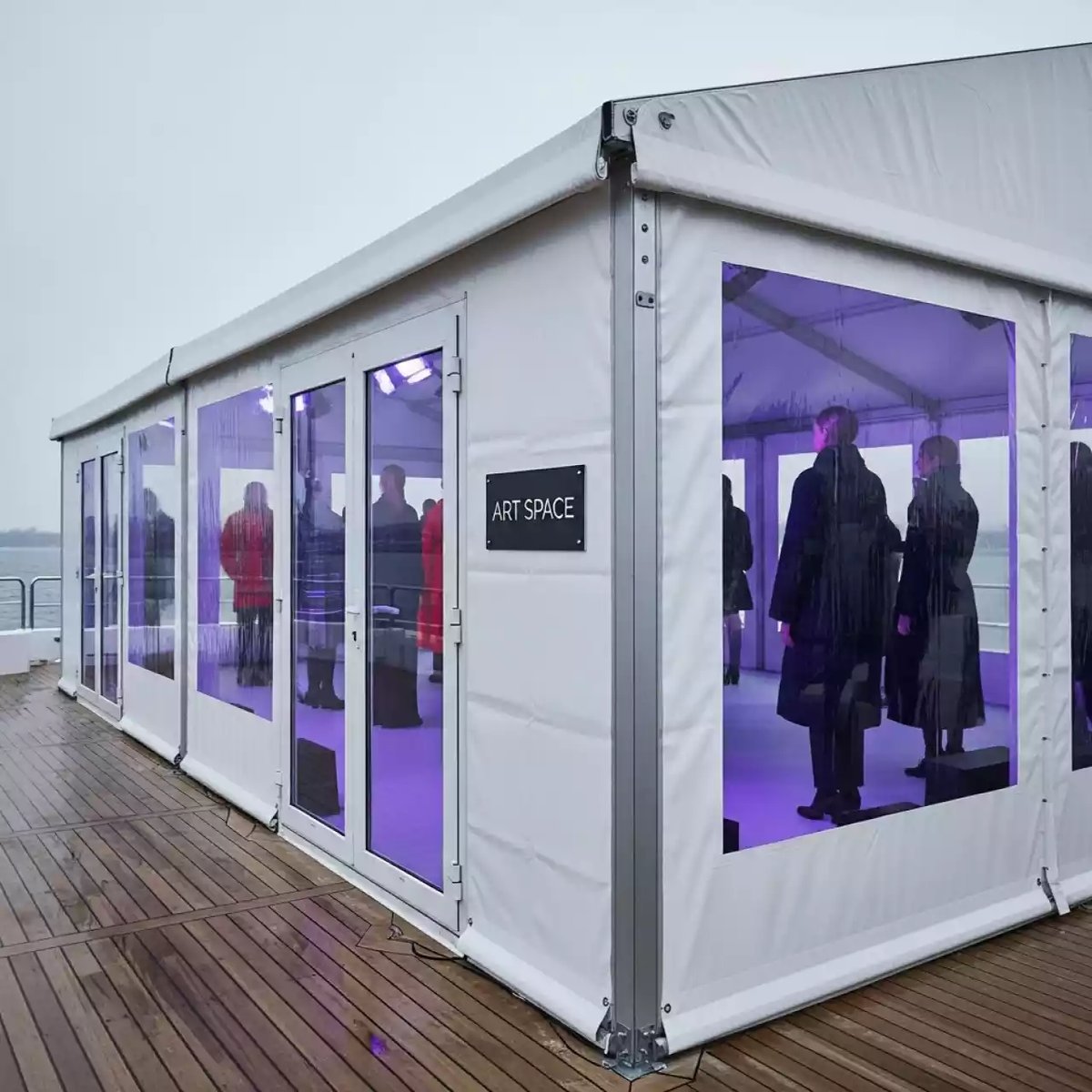 Аренда Конструкция тентовая Kite белая 4х4 м на VIP-яхте (Имеретинский порт) — ART SPACE