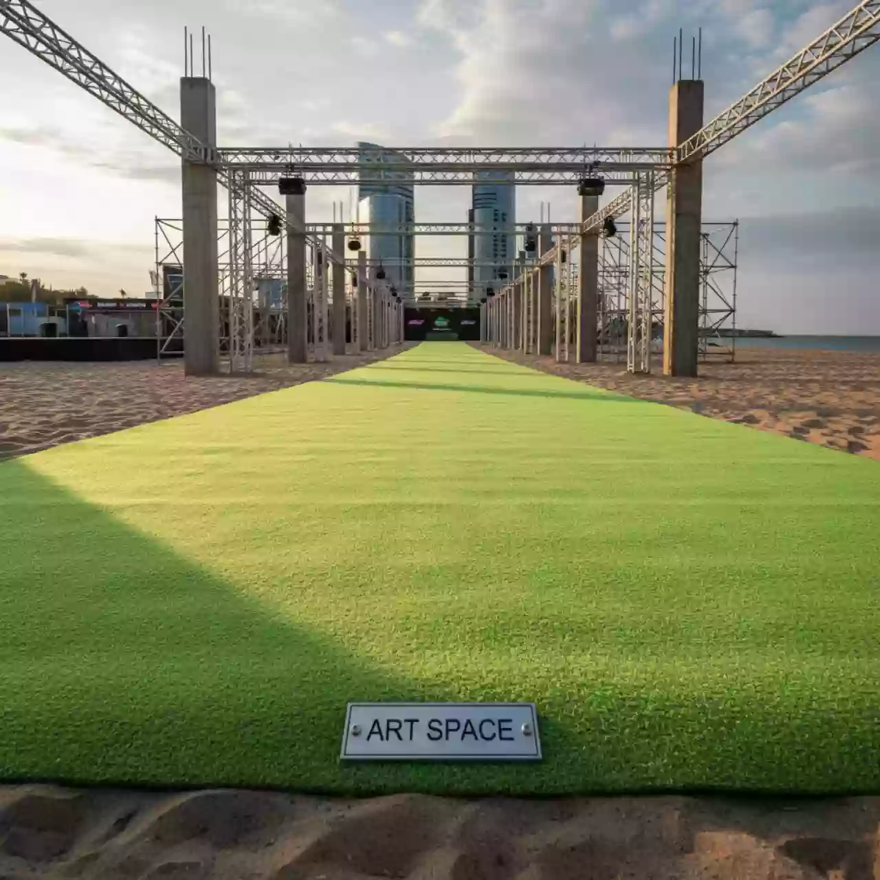 Аренда Ковровая дорожка ярко зеленая на пляже «Мандарин» — ART SPACE