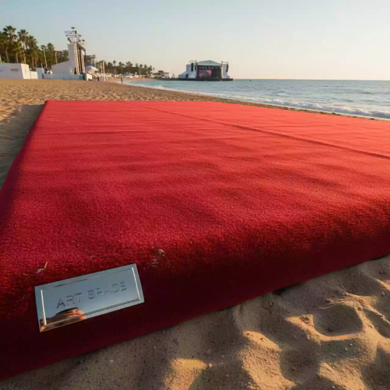 Аренда Ковровое покрытие ковролин красное 50 м² на пляже «Ривьера» — ART SPACE