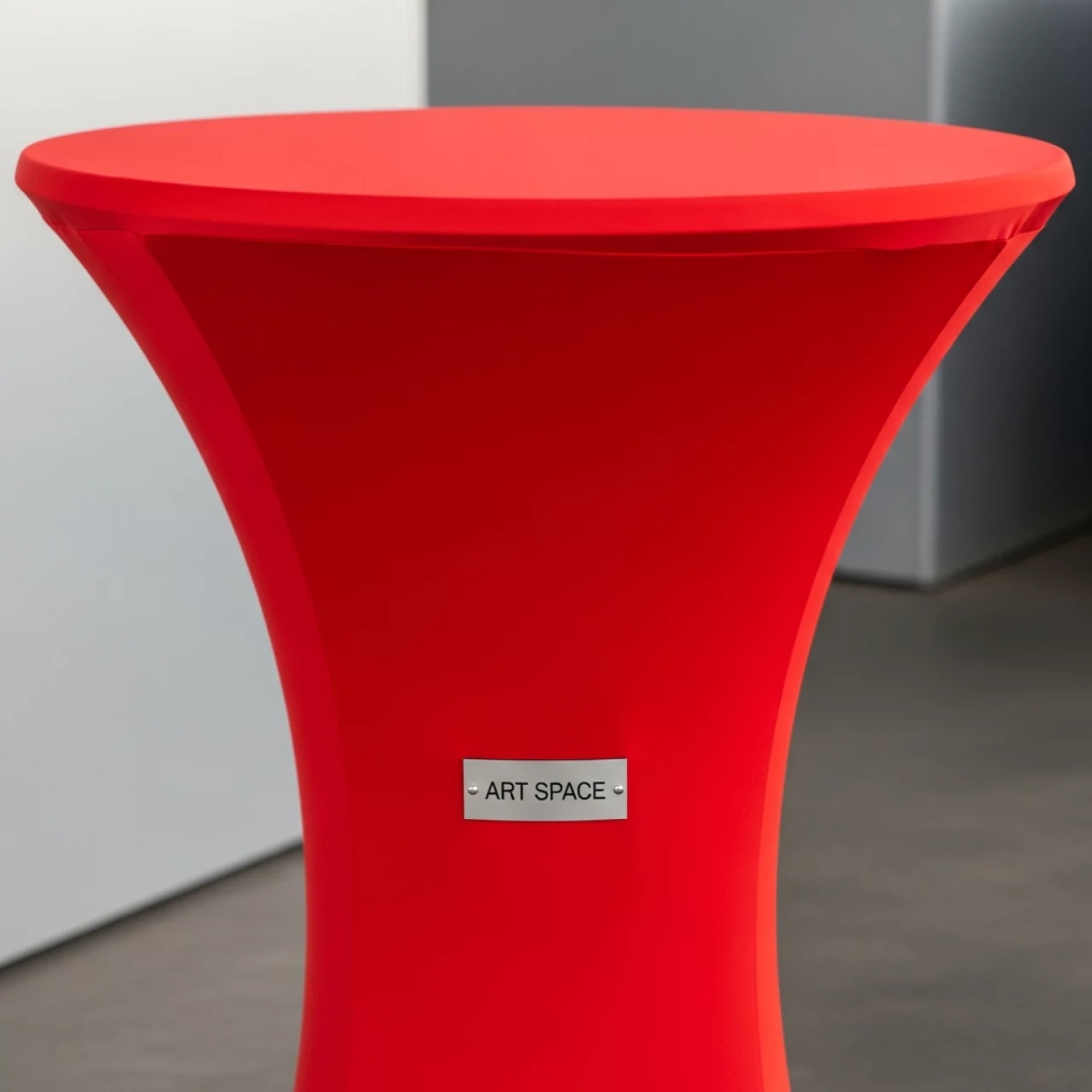 Аренда красной стрейч скатерти для коктейльного стола в Гранд Отель Сочи — ART SPACE