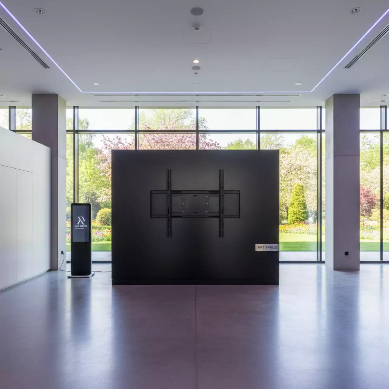 Аренда Крепление Wize Pro M86 для панелей и телевизоров в Radisson Blu Resort & Congress Centre — ART SPACE