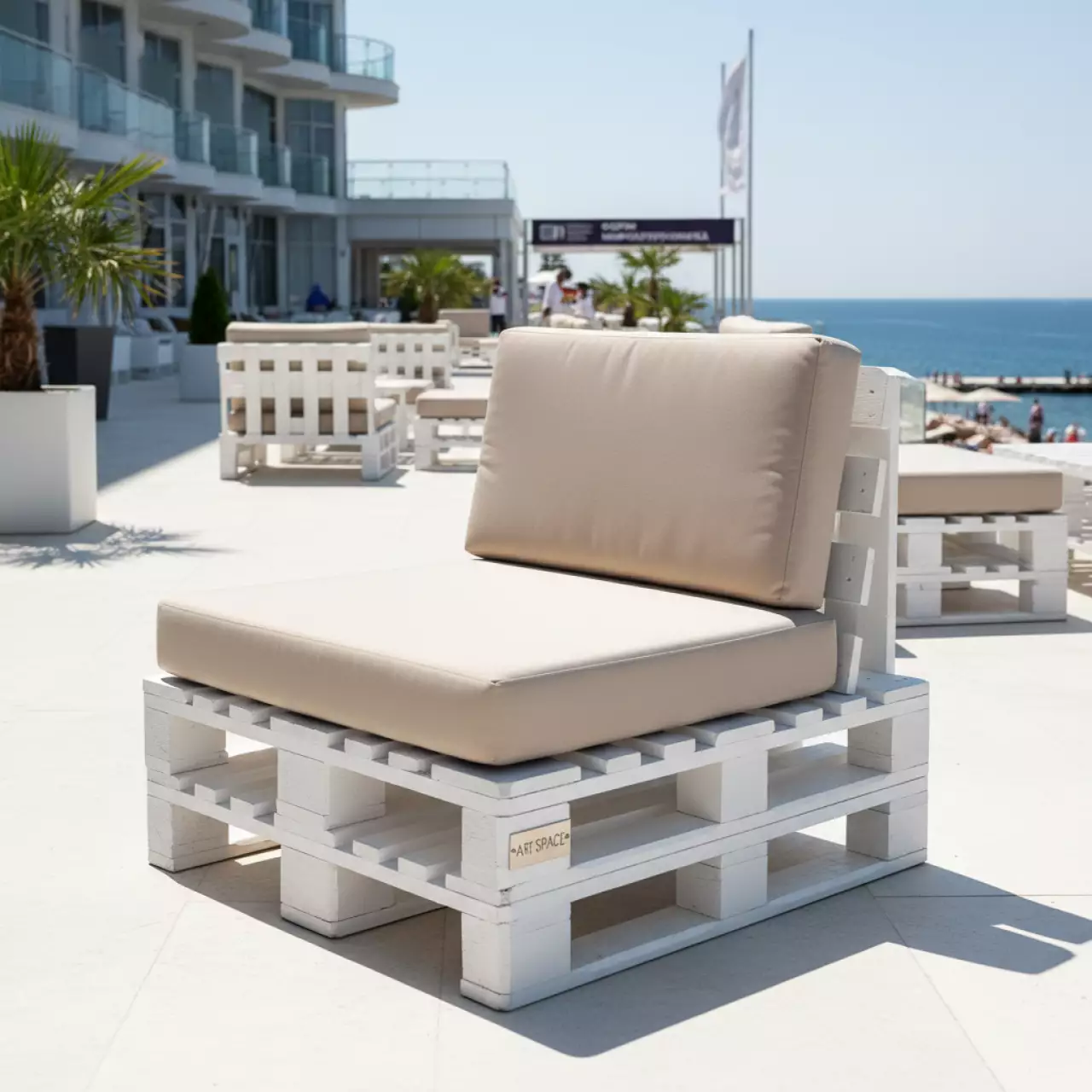 Аренда Кресла из белых паллет с бежевыми подушками в отеле Radisson Lazurnaya — ART SPACE