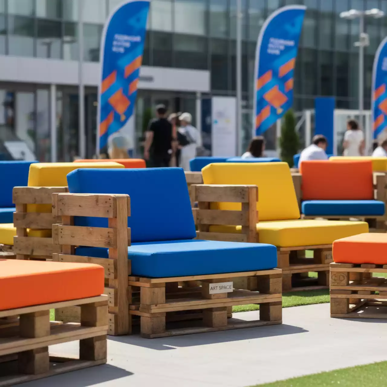 Аренда Кресла из паллет в Керлинговом центре «Ледяной куб» — ART SPACE