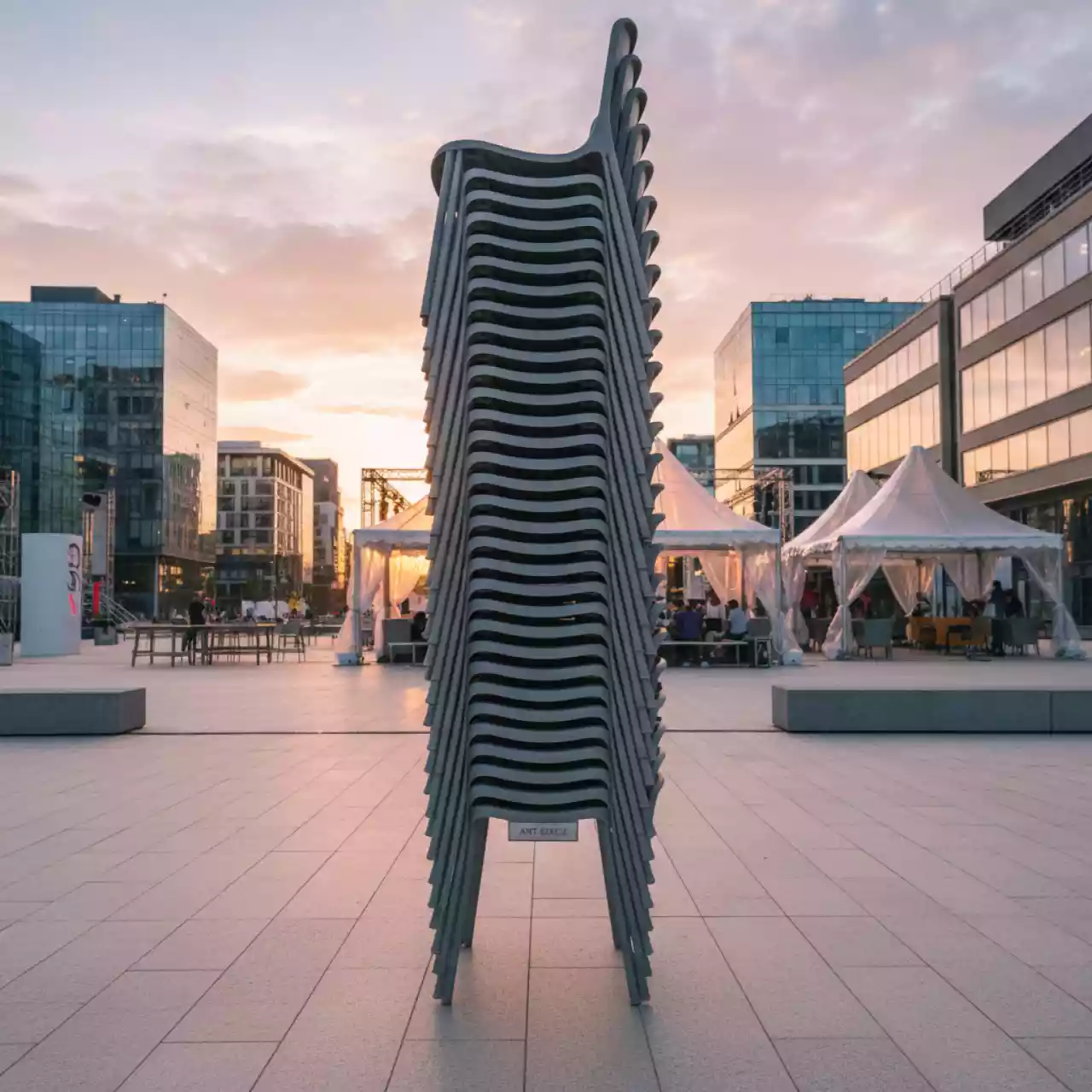 Аренда Кресла пластикового Remind RG серого на Медальной площади — ART SPACE