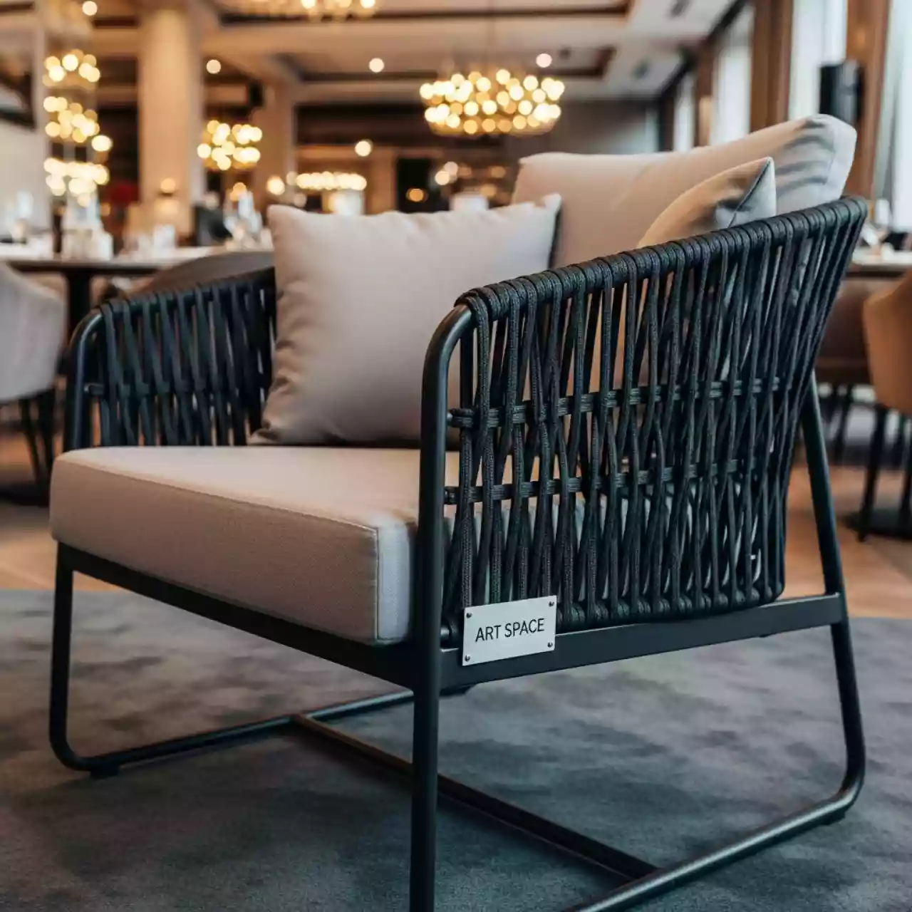 Аренда Кресло 2 B rattan Arizona антрацит с 2 подушками в ресторане «D.O.M» — ART SPACE