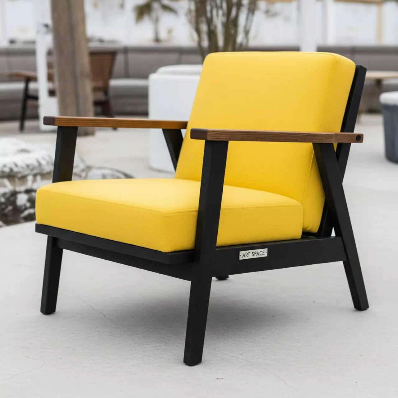 Аренда Кресло алюминий RAL 9005 ясень дуб мореный ткань Calista 6 лимонное Quadro в пляжном клубе Del Mar — ART SPACE