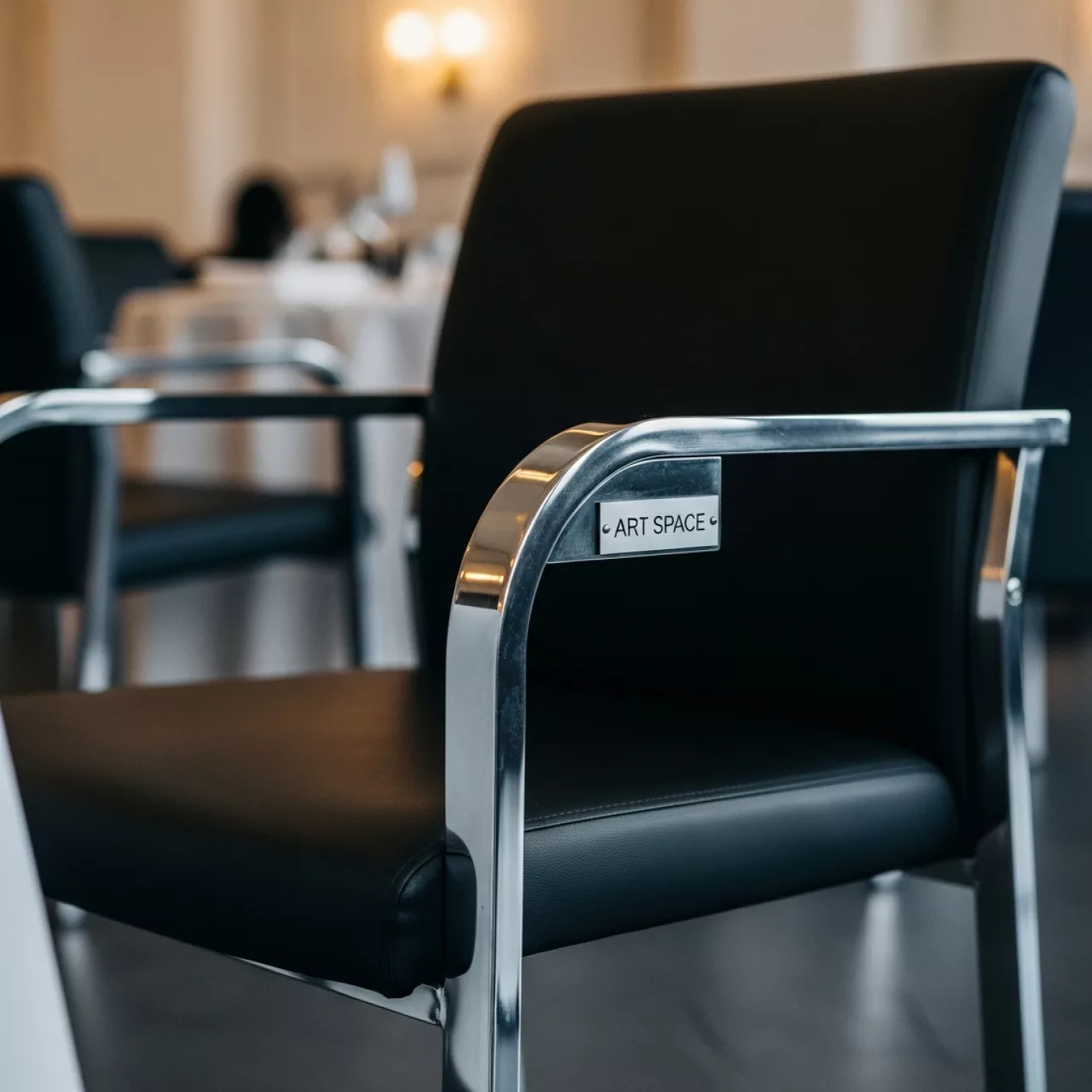 Аренда Кресло Andrian Silver Black в ресторане «Sanremo» — ART SPACE