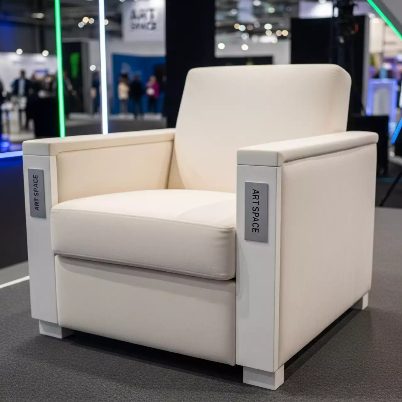 Аренда Кресло Байрон велюр Стади Вайт морилка белая в Green Flow Hotel — ART SPACE