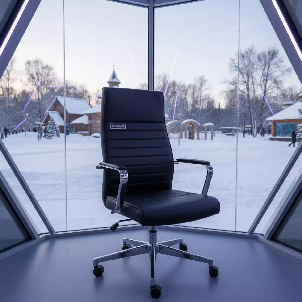 Аренда Кресло черное College H 916L 3 в этно-парке «Моя Россия» — ART SPACE