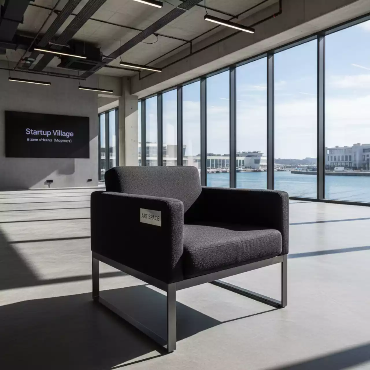 Аренда Кресло черное Mendoza с серым каркасом в зале «Чайка» (Морпорт) — ART SPACE