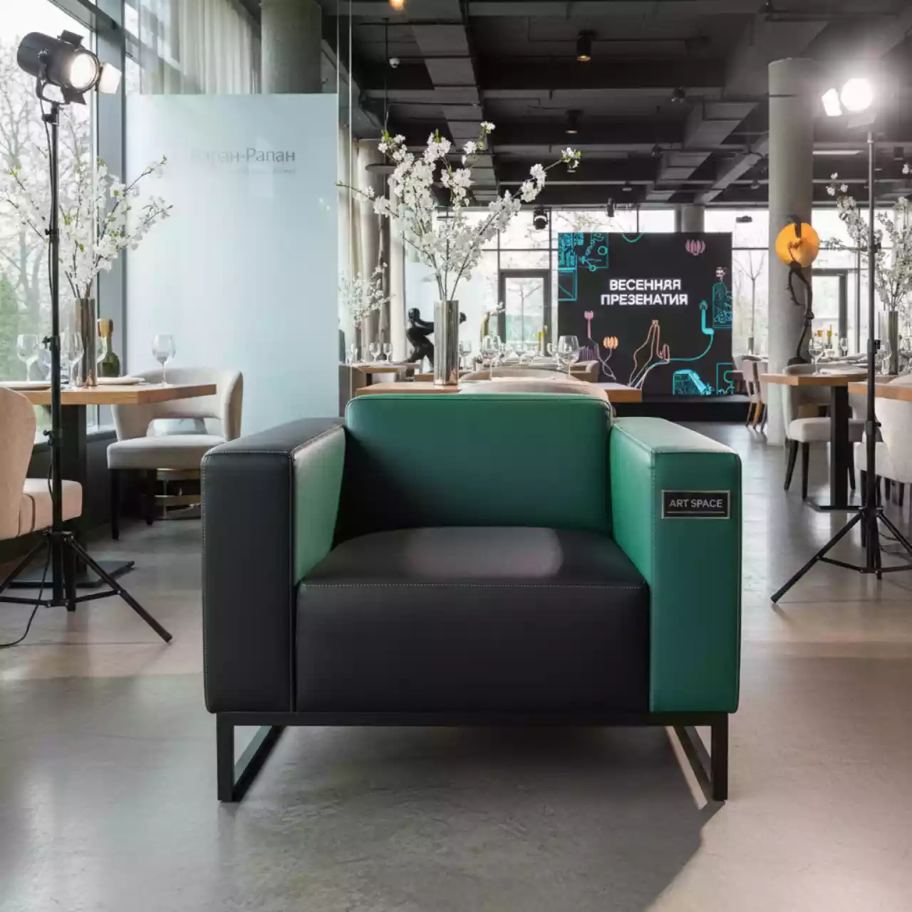 Аренда Кресло Cube черно зеленое из экокожи 04 038GN в ресторане «Баран-Рапан» — ART SPACE
