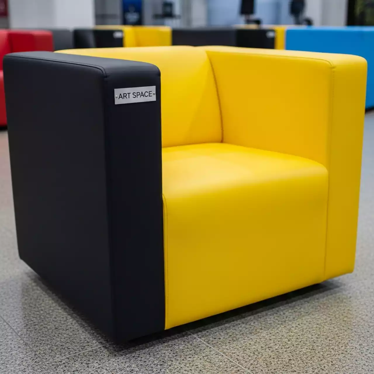 Аренда Кресло Cube черно желтое из экокожи 04 038YL в Ледовом дворце «Айсберг» — ART SPACE