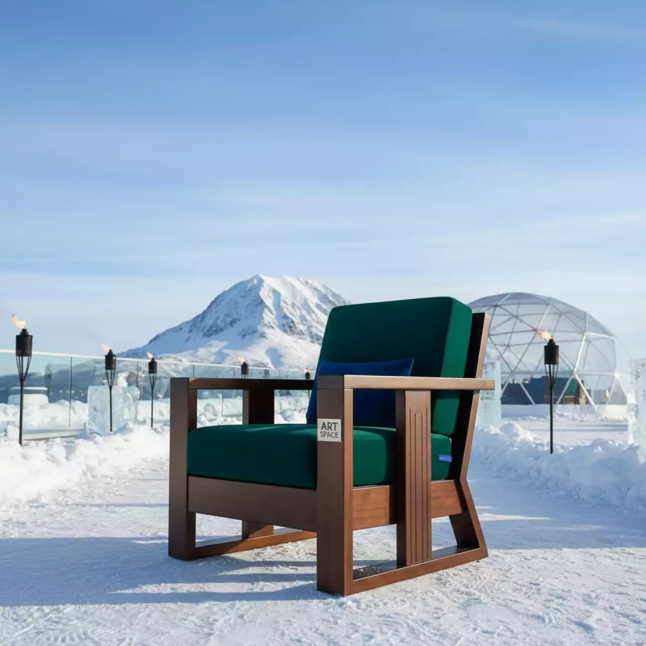 Аренда Кресло деревянное с подушками Ravona KD на площадке Rosa Peak (2320м) — ART SPACE