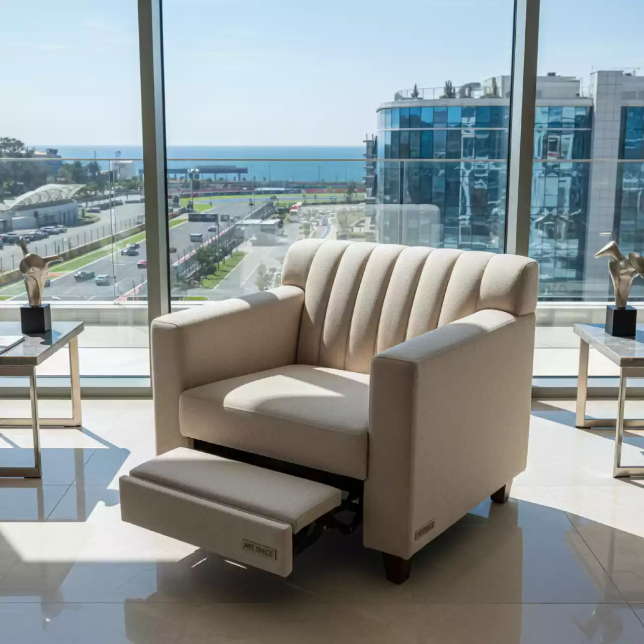 Аренда Кресло детское с подставкой для ног бежевое Hurry на Имеретинской набережной — ART SPACE