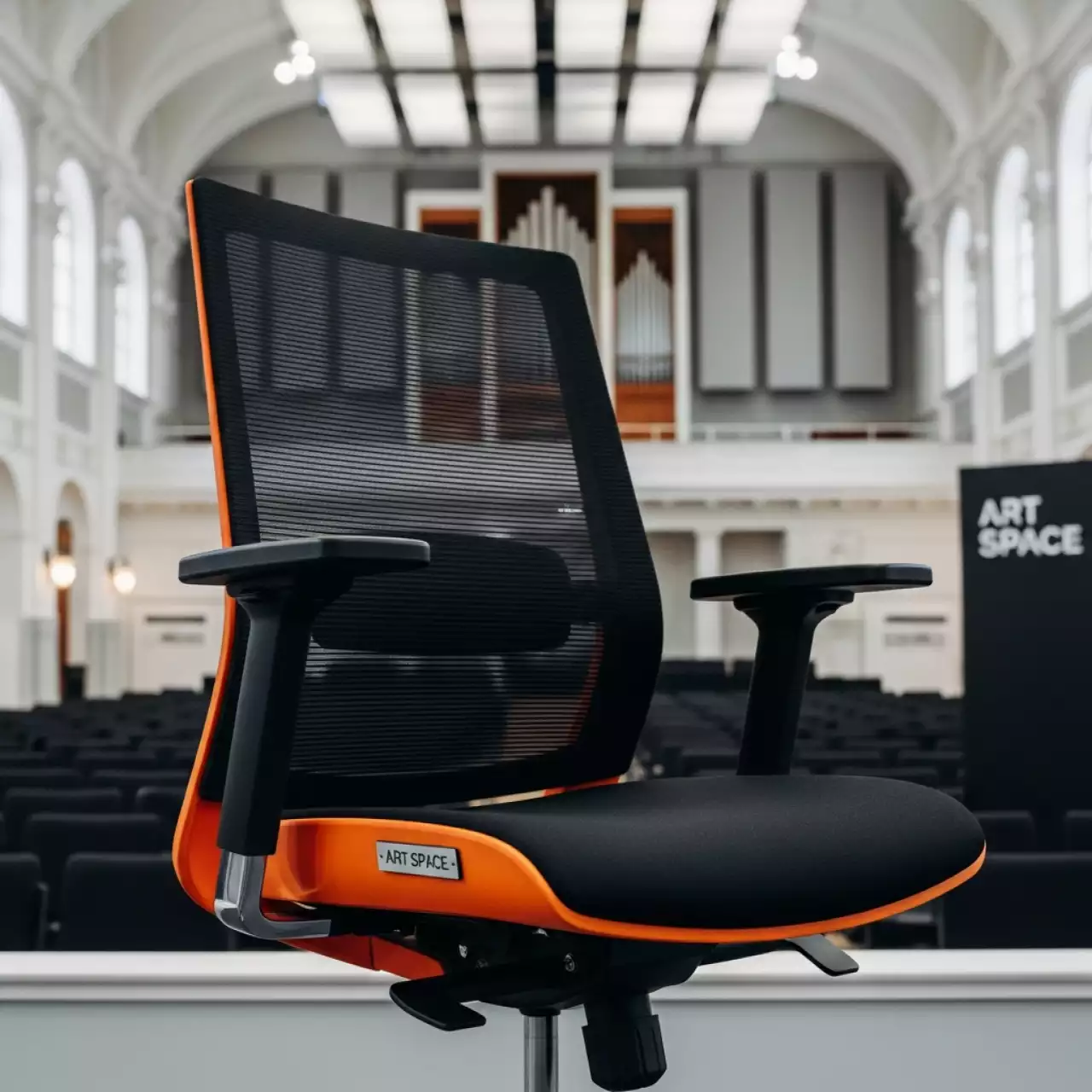Аренда Кресло для персонала BRABIX Smart MG313 черно оранжевое в Зале органной и камерной музыки — ART SPACE