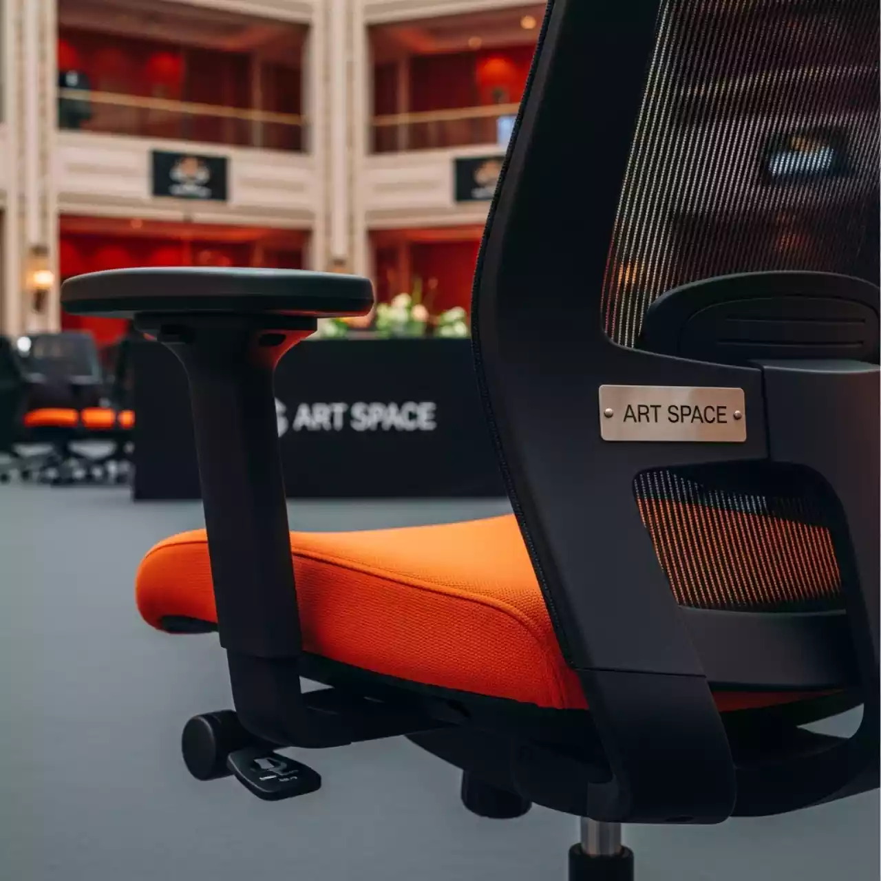 Аренда Кресло для персонала BRABIX Smart MG 313 черно оранжевое в Red Arena — ART SPACE