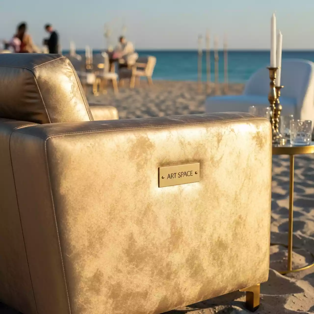 Аренда Кресло Дженкс шенилл золотое на пляже «Ривьера» — ART SPACE