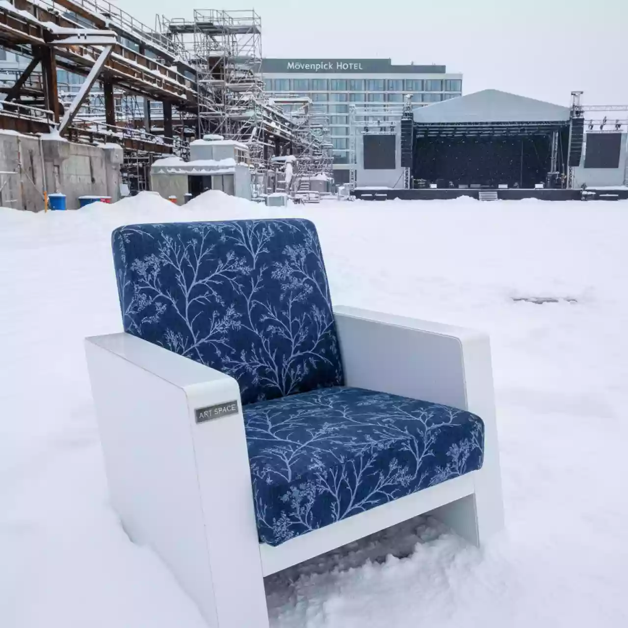 Аренда Кресло Форест синее с белыми подлокотниками в Mövenpick Hotel — ART SPACE