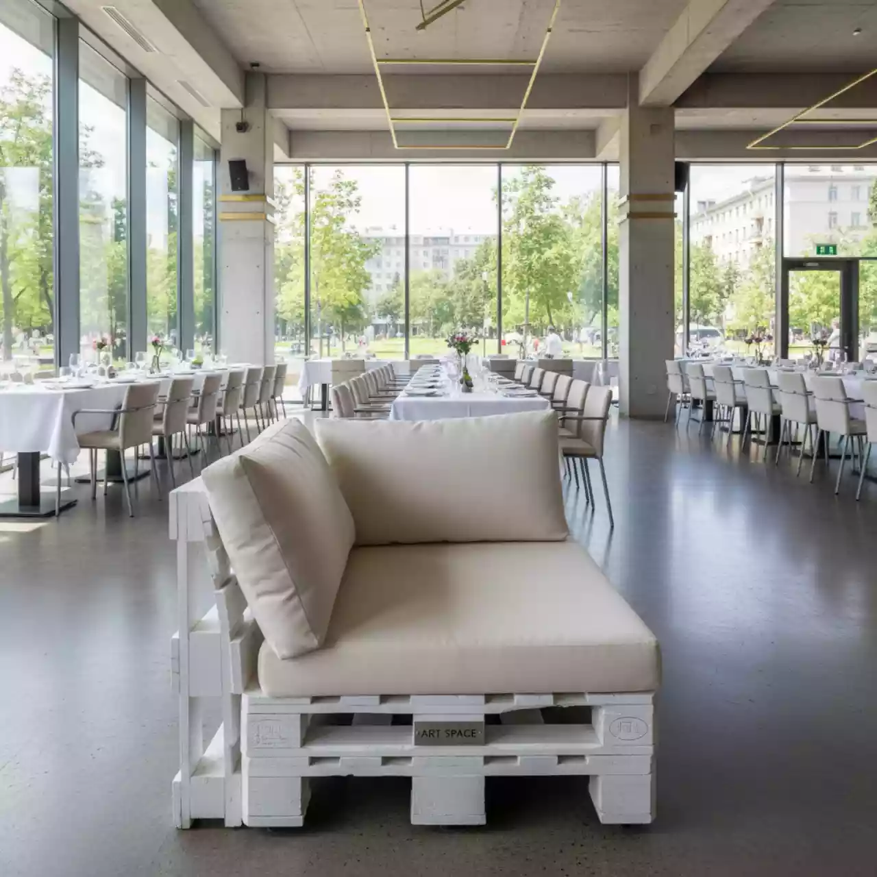 Аренда Кресло из белых паллет в ресторане «D.O.M» — ART SPACE