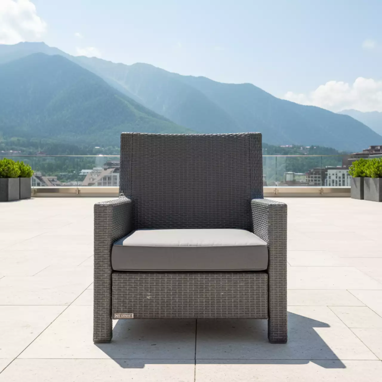 Аренда Кресло из искусственного ротанга YH C1515W graphite в Sochi Marriott Krasnaya Polyana — ART SPACE