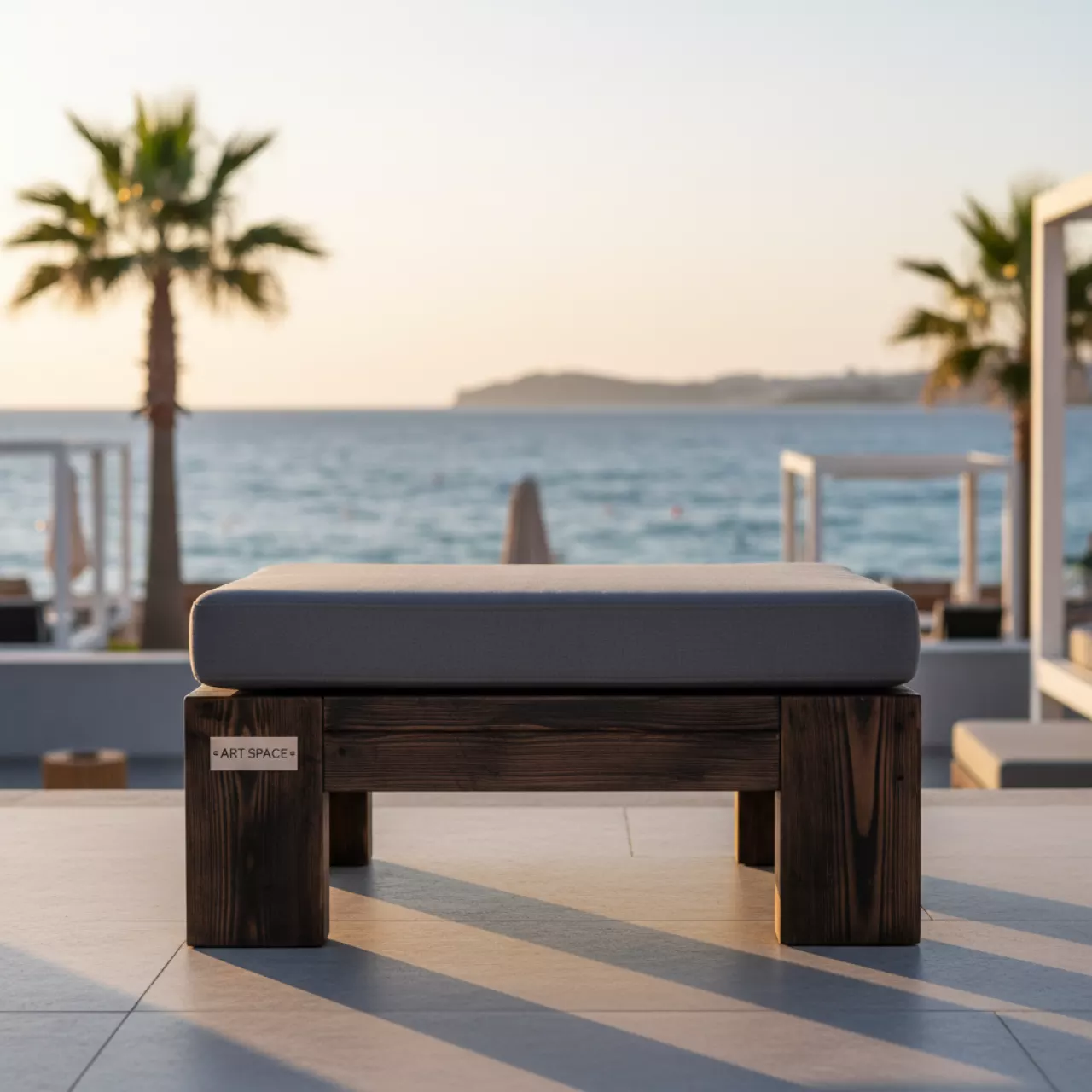 Аренда Кресло из обожженного дерева с серой подушкой в пляжном клубе Del Mar — ART SPACE