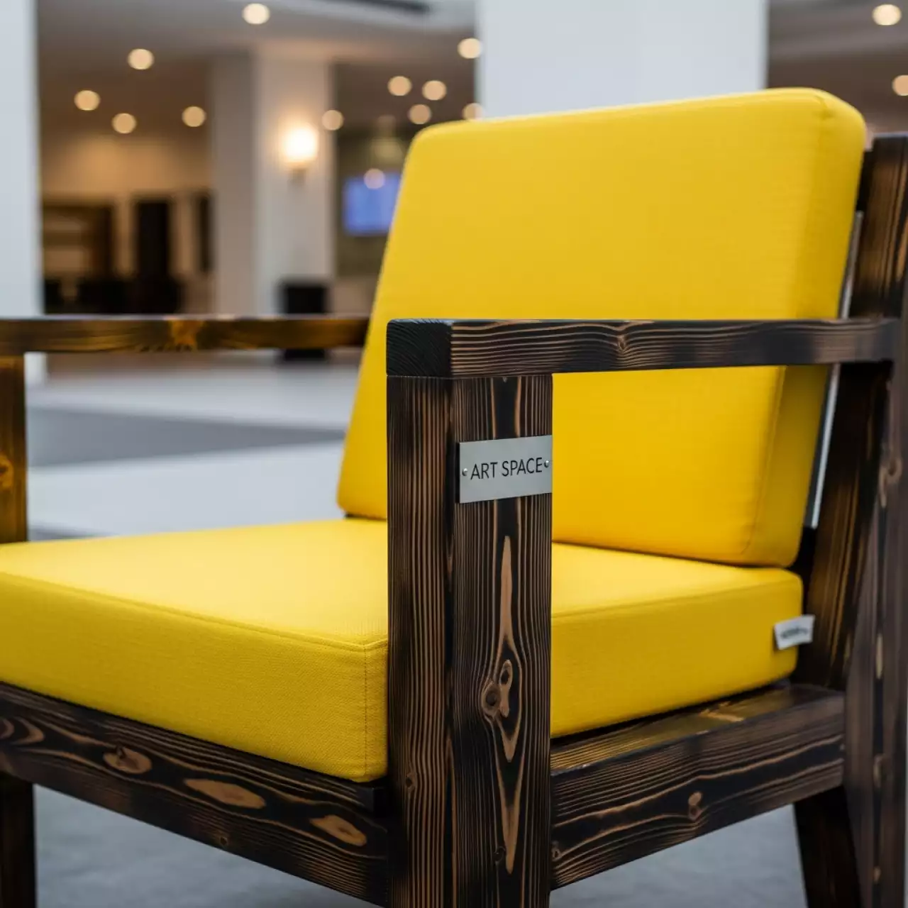 Аренда Кресло из обожженного дерева с желтой подушкой в Pullman Sochi Centre — ART SPACE