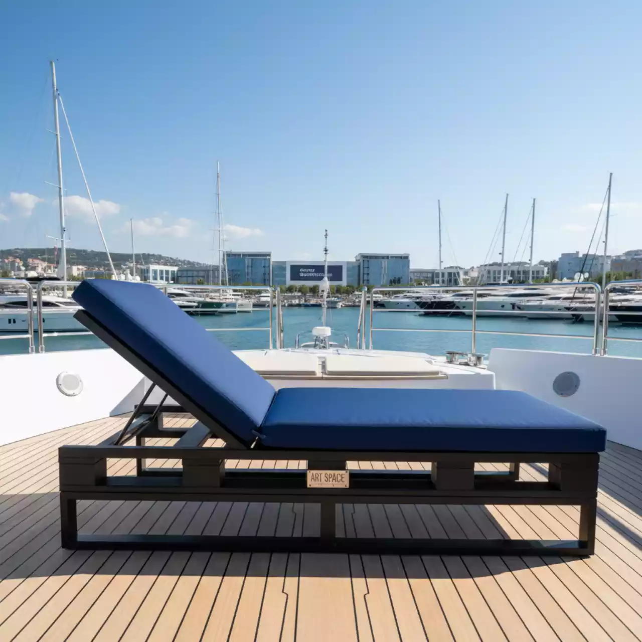 Аренда Кресло из паллет черного цвета с голубыми подушками на VIP-яхте (Имеретинский порт) — ART SPACE