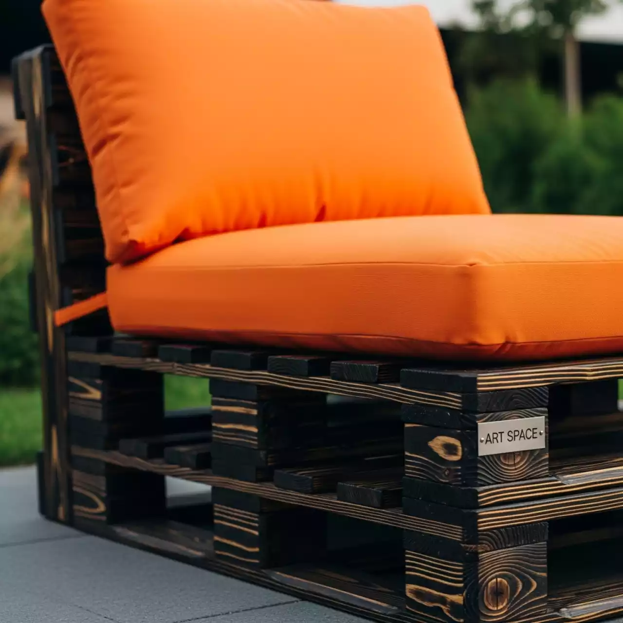 Аренда Кресло из поддонов обожженное с оранжевой подушкой в санатории «Октябрьский» — ART SPACE