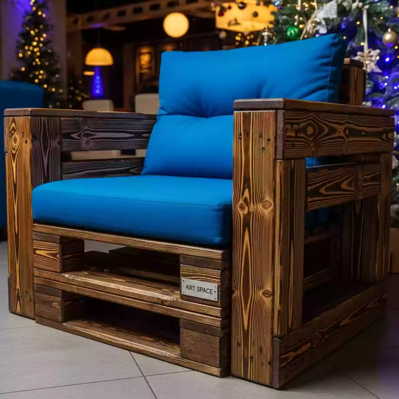 Аренда Кресло из поддонов обожженное с синей подушкой в ресторане «Плакучая Ива» — ART SPACE