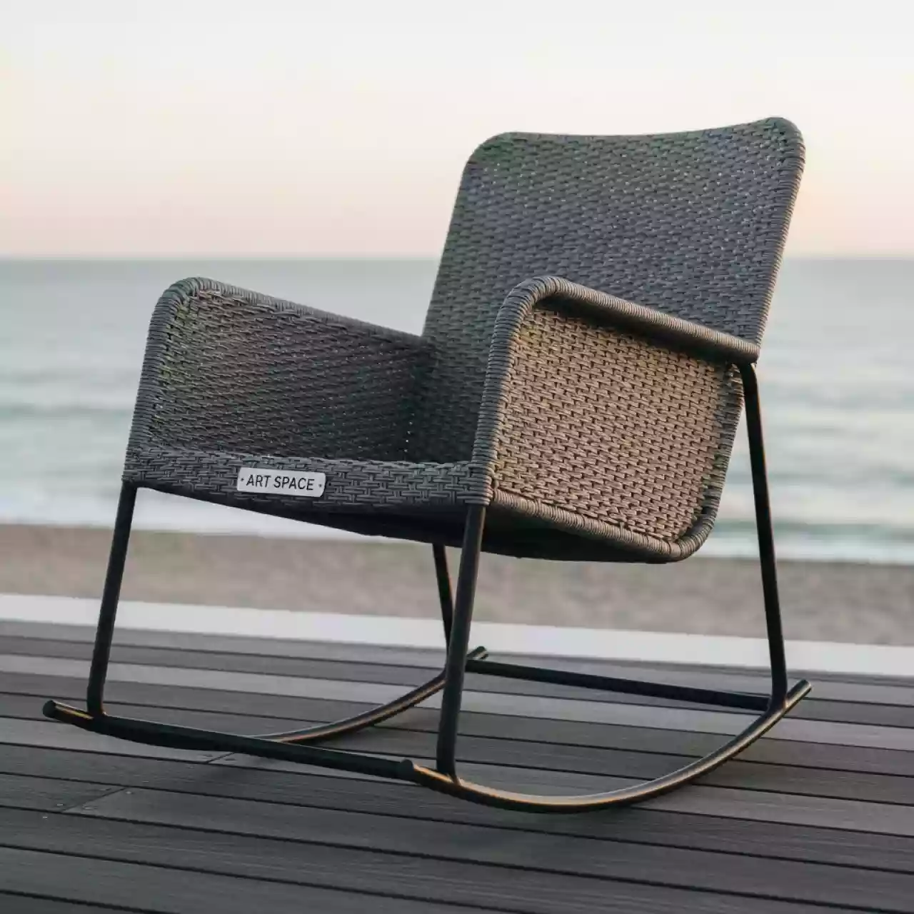 Аренда Кресло качалка плетеное Chelsea серый в пляжном клубе Del Mar — ART SPACE