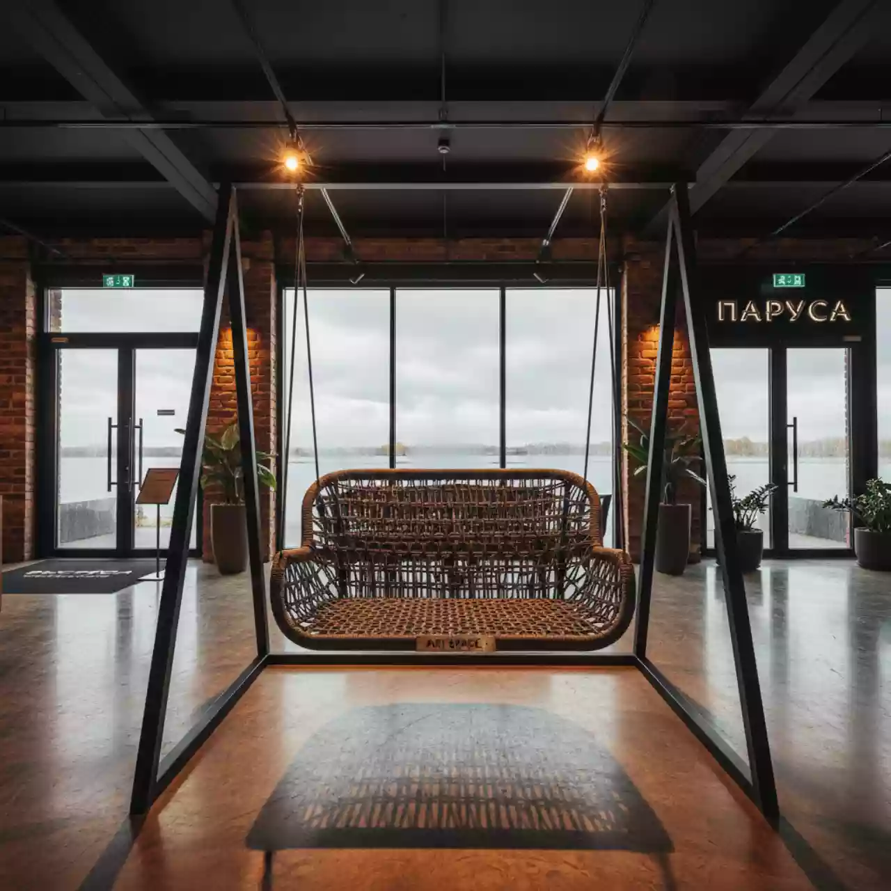 Аренда Кресло качели Daisy Rope плетеное в ресторане «Паруса» — ART SPACE