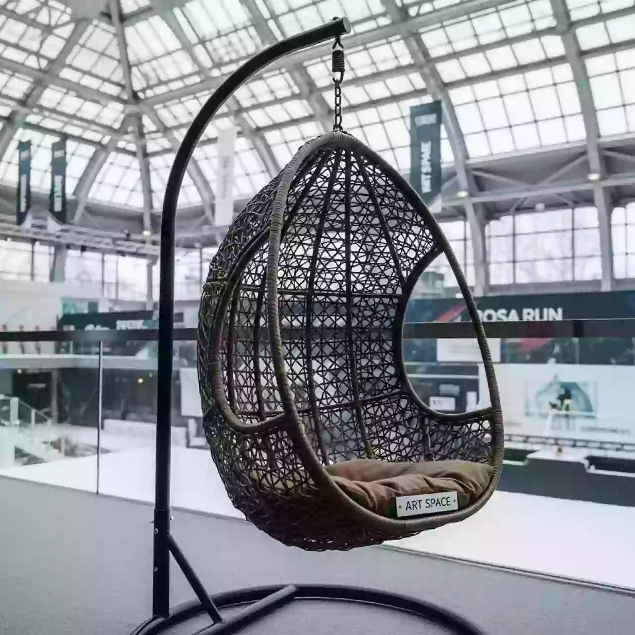 Аренда Кресло качели кокон подвесное плетеное из ротанга OUTDOOR Самуи коричневое в ледовом дворце «Большой» — ART SPACE