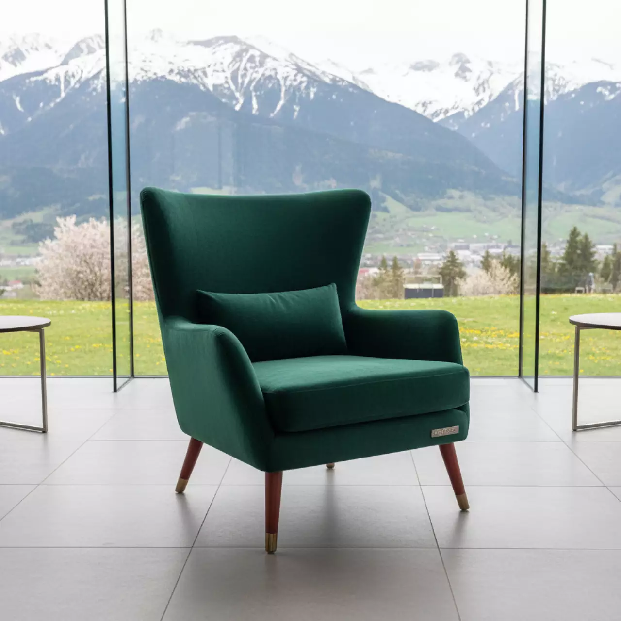 Аренда Кресло Камила шенилл Versal 10 изумрудное красное дерево на площадке Rosa Peak (2320м) — ART SPACE